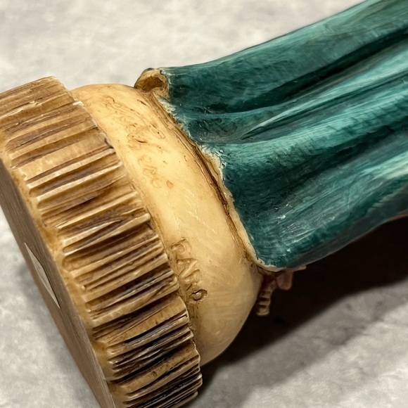 Signed by ‘A. Lucchesi Faro’ Virgin Mary w/ Baby Jesus statue ITALY vintage - Picture 9 of 16